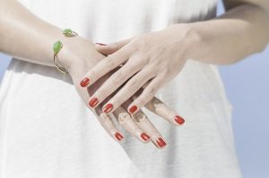 Biurko do manicure, stoły do manicure. Jak wybrać dobry stolik kosmetyczny do manicure?