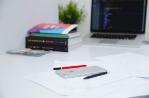 Czy szkolenie BHP przez internet jest ważne? Przepisy, kiedy online ma sens i jak potwierdzić udział w szkoleniu